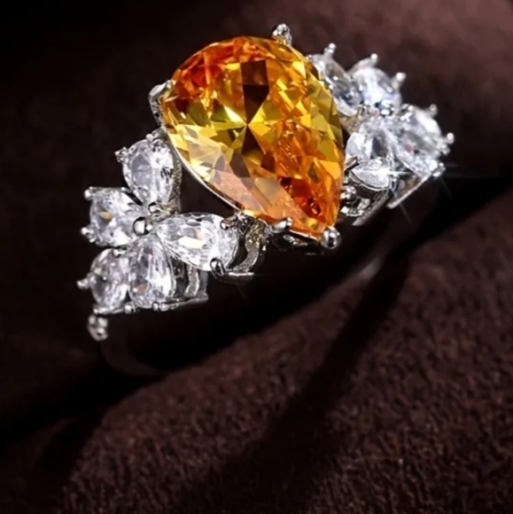 New women's beautiful yellow ring size 8 - Picture 3 of 3